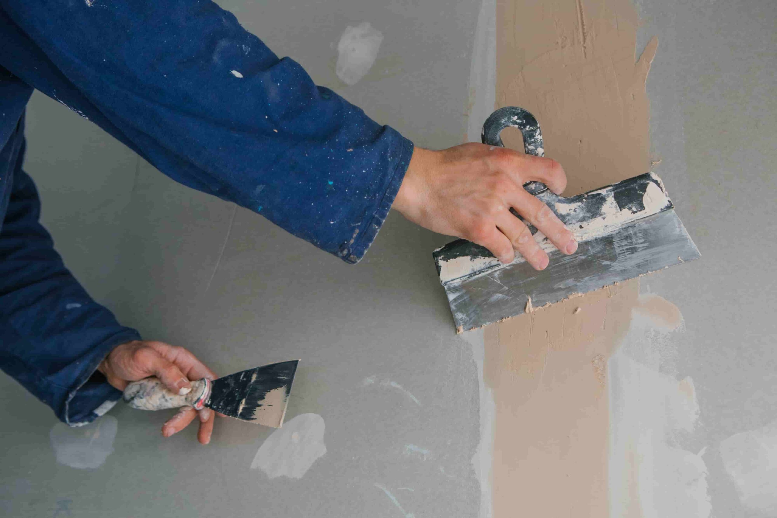 man plastering plasterboard